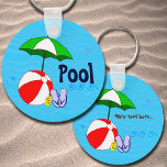 Editable Beach Ball Pool Umbrella Waves Schlüsselanhänger<br><div class="desc">Eine Schlüsselkette für den Pool mit editierbaren,  retro blauen Buchstaben vorne und hinten,  und lustige Strand- oder Schwimmbecken-Kunst eines roten Beach Balls,  grüner Sonnenschirm,  Urlaubssandalen und Sonnenöl auf einem wasserblauen Hintergrund mit lockigen Wellen.</div>