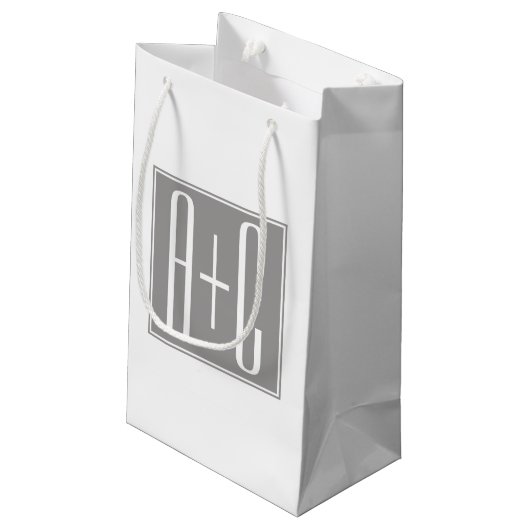 Editable Couples Initials | Weiß & Grau Kleine Geschenktüte (Rückseite Schrägansicht)