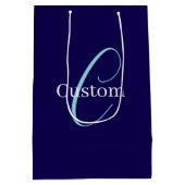 Editable Cursive Script Monogram Purplish Blue Mittlere Geschenktüte (Rückseite)