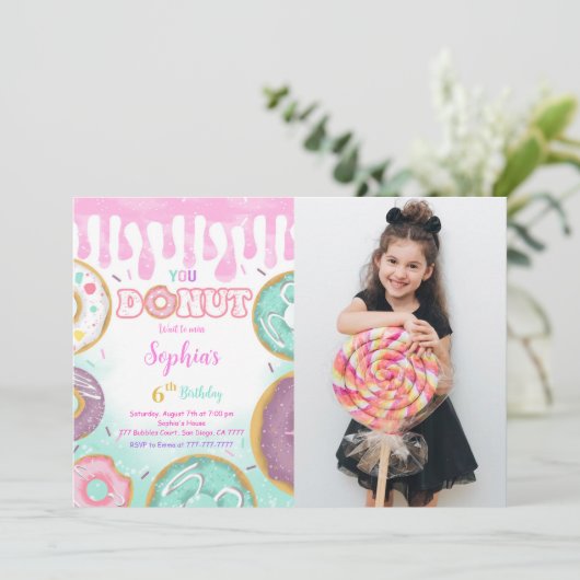 Editable Green Donut Birthday Party Foto Einladung (Stehend Vorderseite)