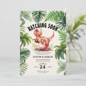 Editable Hatching Soon Dinosaur Baby Dusche Einladung (Stehend Vorderseite)