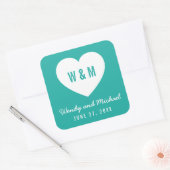 Editable Hintergrundfarbe Monogram Heart Wedding Quadratischer Aufkleber (Umschlag)