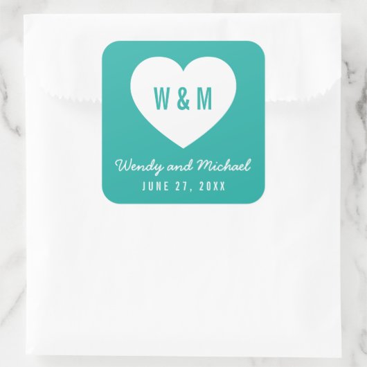 Editable Hintergrundfarbe Monogram Heart Wedding Quadratischer Aufkleber (Tasche)