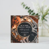 Editable lustige Halloween-Schwangerschaftsankündi Einladung (Stehend Vorderseite)