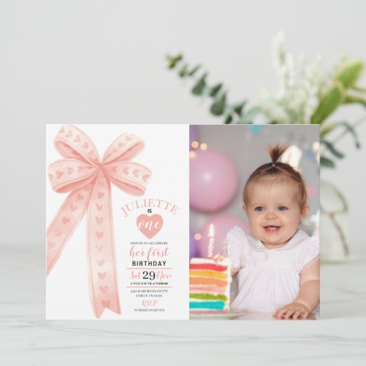 Editable Peach Bow First Girl Birthday Foto Einladung (Stehend Vorderseite)