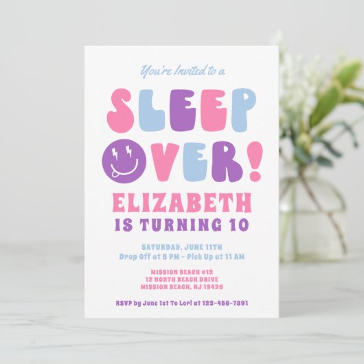Editable Sleepover Geburtstagsparty Einladung (Stehend Vorderseite)