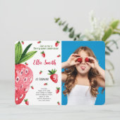 Editable Strawberry Birthday Foto Einladung (Stehend Vorderseite)