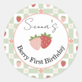 Editable Strawberry Gingham 1st Birthday Favor Runder Aufkleber (Vorderseite)