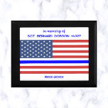 Editable USA Flag Thin Blue Line Police Officer Erinnerungskiste<br><div class="desc">Diese bearbeitbare Geschenkboxen zeigt die amerikanische Flagge mit einer dünnen blauen Linie. Der Text ist editierbar, also gehen Sie voran und ändern Sie die Informationen sowie den Stil, die Größe und die Farbe des Schriftartes. Bitte Karo auch für Rahmenfarben. Dies kann als Gedenkkasten verwendet werden, kann aber auch für den...</div>