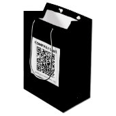 Editierbarer QR-Code und einfaches, benutzerdefini Mittlere Geschenktüte (Vorderseite Schrägansicht)