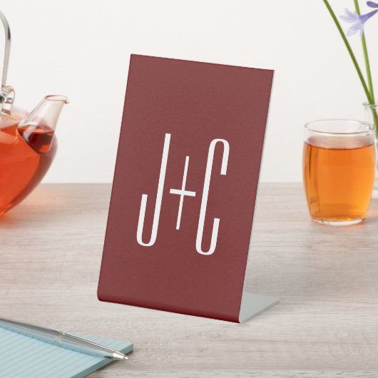 Editierbarer, roter Hintergrund und weißer Text au Sockelschild (In SItu)