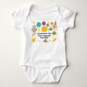Editierbarer Wachsmalstift-Stil – Reise um die Son Baby Strampler