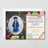 Editierbares Foto Preschool Abschluss Chalkboard Einladung (Vorne/Hinten)