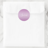 Editierbares Soft Mauve Ombre & White Text Script Runder Aufkleber (Tasche)
