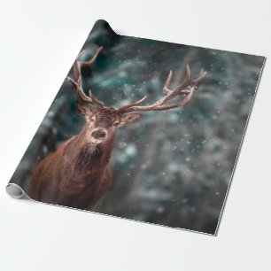 Edler Hirschmann im winterlichen Schneewald. Künst Geschenkpapier