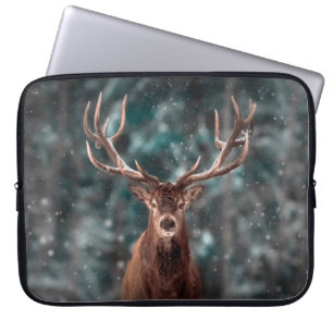Edler Hirschmann im winterlichen Schneewald. Künst Laptopschutzhülle