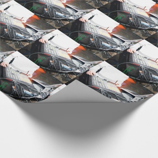 EDM DJ mischende Musik an einer Untergrundshow Geschenkpapier (Ecke)