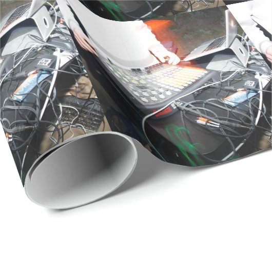 EDM DJ mischende Musik an einer Untergrundshow Geschenkpapier (Rolleneckpunkt)