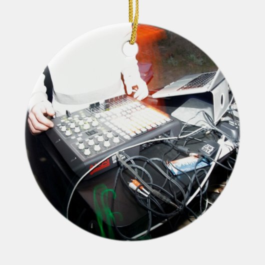 EDM DJ mischende Musik an einer Untergrundshow Keramik Ornament (Vorne)