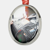 EDM DJ mischende Musik an einer Untergrundshow Silbernes Ornament (Links)