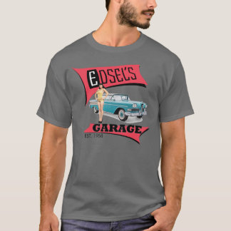 Edsels Garage im Rosa T-Shirt
