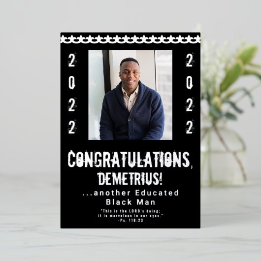 Educated Black Man 2022 Abschluss Einladung (Stehend vorne)