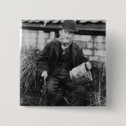 Edward Bingham, der ein seines Schlosses hält Button (Vorderseite)