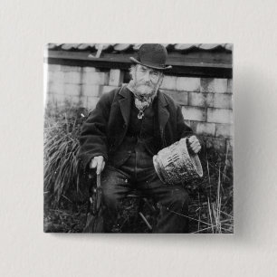 Edward Bingham, der ein seines Schlosses hält Button