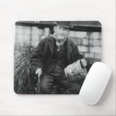 Edward Bingham, der ein seines Schlosses hält Mousepad (Mit Mouse)