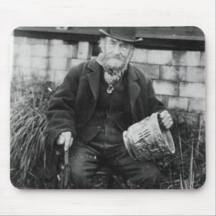 Edward Bingham, der ein seines Schlosses hält Mousepad