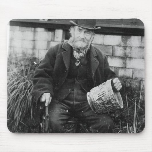Edward Bingham, der ein seines Schlosses hält Mousepad (Vorne)