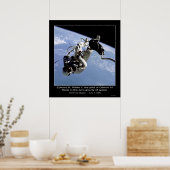 Edward H. White II schwimmt in der Null-Schwerkraf Poster (Küche)