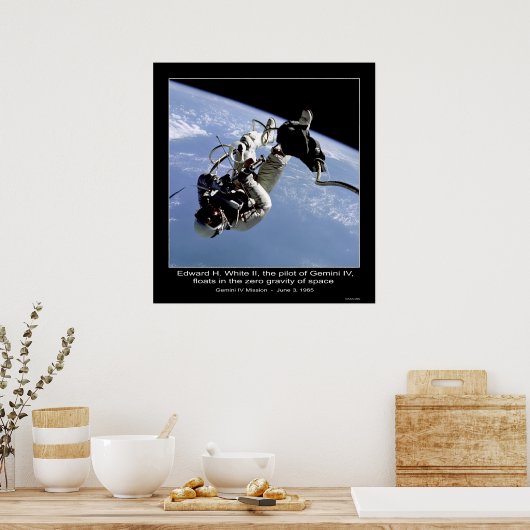 Edward H. White II schwimmt in der Null-Schwerkraf Poster (Küche)