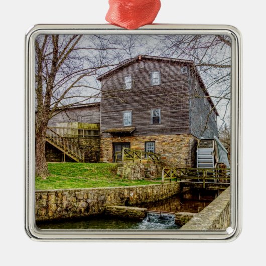 Edwards Mill Ornament Aus Metall (Vorne)