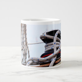 Een zeiljacht close up van een lier op een boot. Jumbo-Tasse