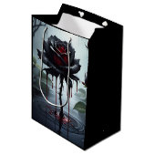 Eerie Black Rose Mittlere Geschenktüte (Vorderseite Schrägansicht)