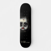 Eerie Gothic Doll mit Blood Halloween Skateboard (Vorne)