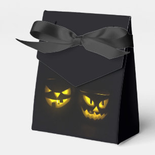 Eerie Halloween gelbes glühendes Kürbisgesicht in Geschenkschachtel