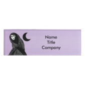 Eerie Hexe Schwarz-weißes Kleid Crescent Moon Namenschild (Vorderseite)