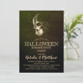 Eerie Night Skull Halloween Engagement Party Invii Einladung (Stehend Vorderseite)