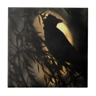 Eerie Raven Silhouette gegen den blühenden Mond Fliese