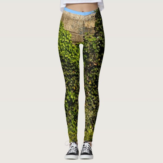 Efeu bedeckte Steinwand mit Leggings des blauen (Vorderseite)
