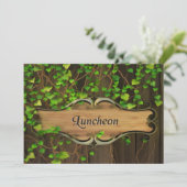 Efeu bedeckte Zaun u. geschnitztes hölzernes Einladung (Stehend Vorderseite)