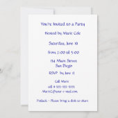 Efeu bedeckte Zaun u. geschnitztes hölzernes Einladung (Rückseite)