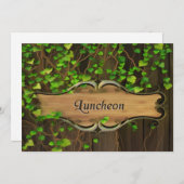 Efeu bedeckte Zaun u. geschnitztes hölzernes Einladung (Vorne/Hinten)