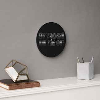 Eff Around and Find Out – Waffenmetall. Runde Wanduhr