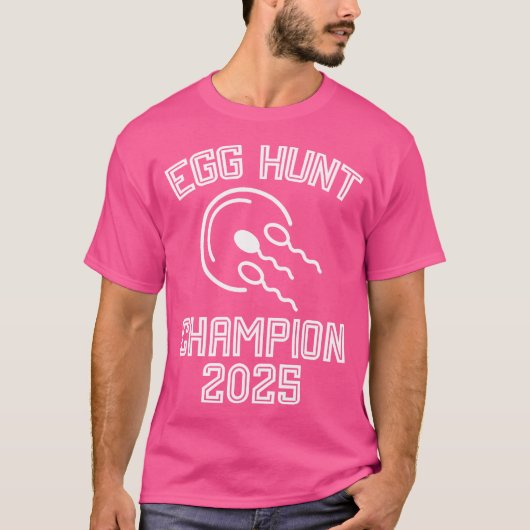 Egg Hunt Champion 2025 Funny First Vater Pregna T-Shirt (Vorderseite)