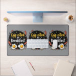 Egg zitiert for Breakfast Funny Feinschmecker Pun  Schreibtischunterlage<br><div class="desc">Beginnen Sie Ihren Morgen mit einem Lächeln in diesem spielerischen "Egg-cited for Breakfast"-Design, das sich perfekt für Gourmets und Brunch-Fans eignet. In diesem hübsch von Hand gezeichnet Kunstwerk werden neben knusprigen Speckstreifen zwei sonnige Side-Up-Eier präsentiert, die alle Set vor einem skurrilen Hintergrund verstreuter Würzungen und lebendiger Typografie bilden. Die warmen...</div>