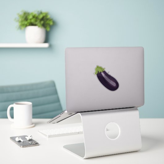 Eggplant Emoji Sticker (Laptop auf Schreibtisch)