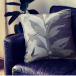 Eggplant Gray & Ivory Abstrakte Wasserfarbe Kissen<br><div class="desc">Moderne Kissen mit abstrakten Kunstwerken in einer grauen und Elfenbeinfarbenpalette mit Akzenten aus Auberginen-Pflaume. Ein künstlerisch abstraktes Design mit einem Aquarellblatt und einer geometrischen Kreiskomposition in Grautönen mit schwarzen und goldenen Akzenten auf einem cremigen Elfenbeinhintergrund. Diese abstrakte Komposition beruht auf Kombinationen von wiederholten Kreisen und Blätter, die auf einem lila...</div>
